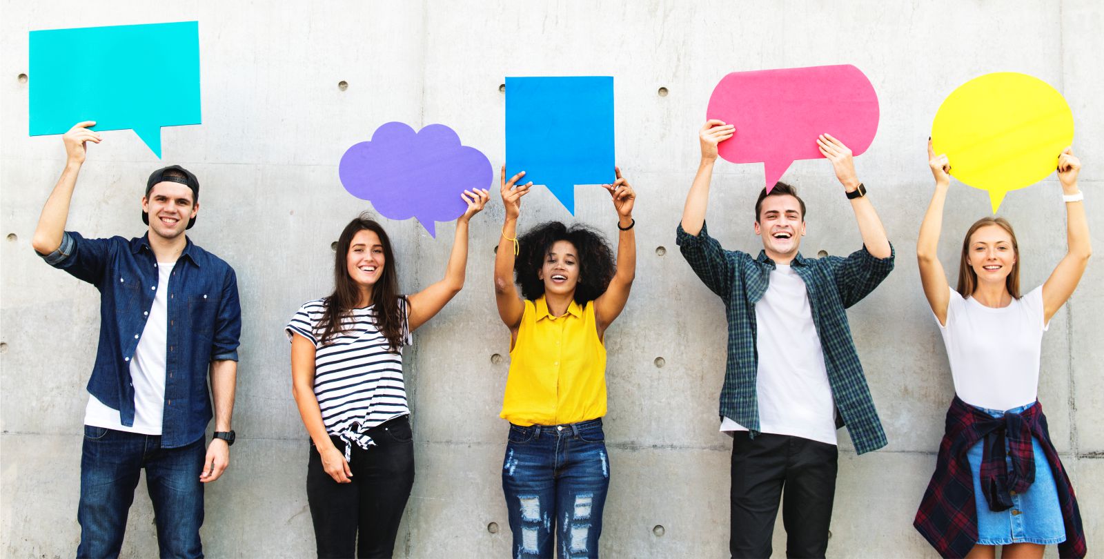 Vier Jugendliche halten gemeinsam verschiedene bergroe Icons in die Hhe