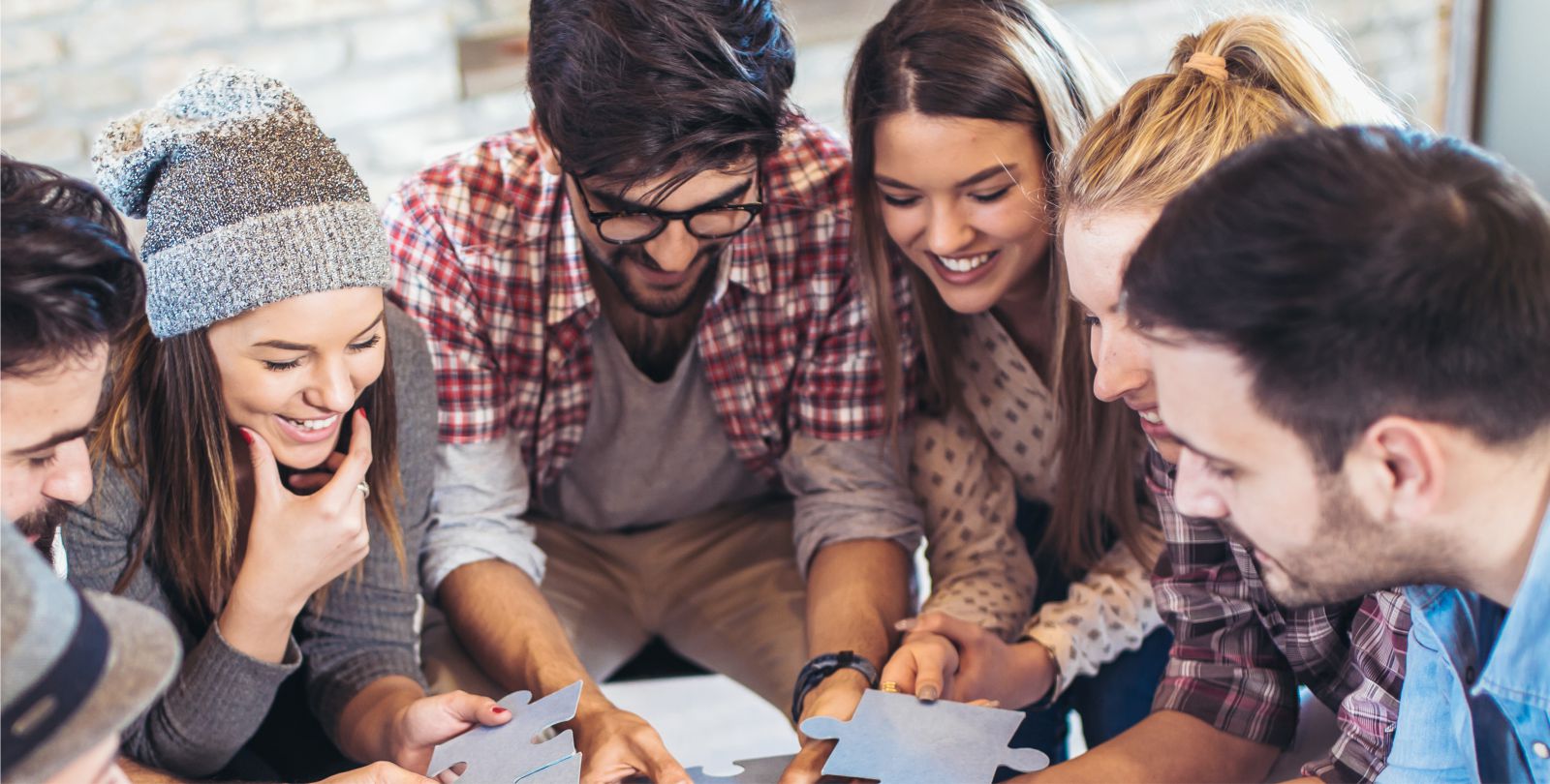Eine Gruppe Jugendlicher lst gemeinsam eine Teamaufgabe