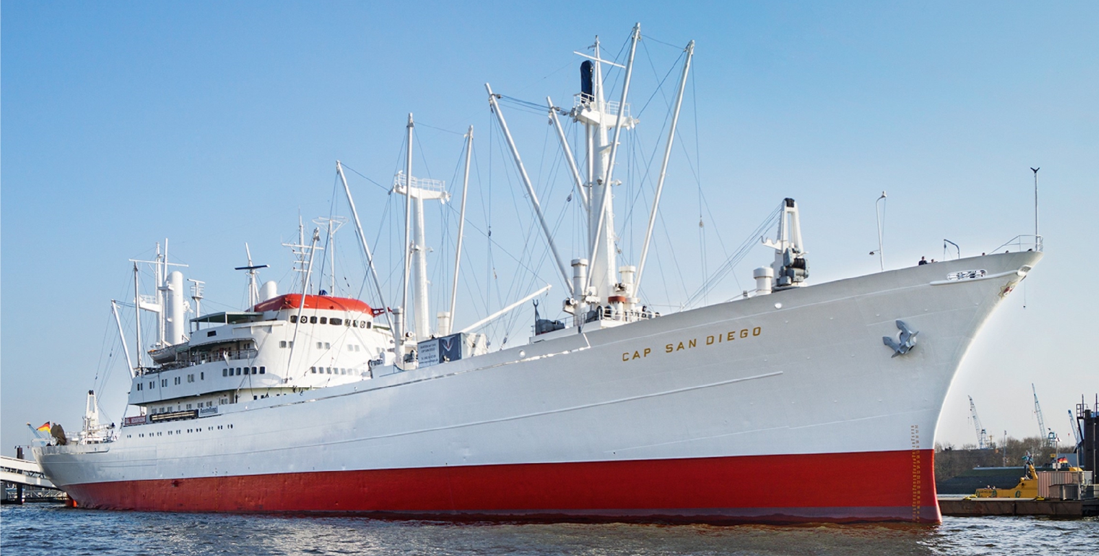 Panoramabild Kletterer auf der Cap San Diego im Hamburger Hafen