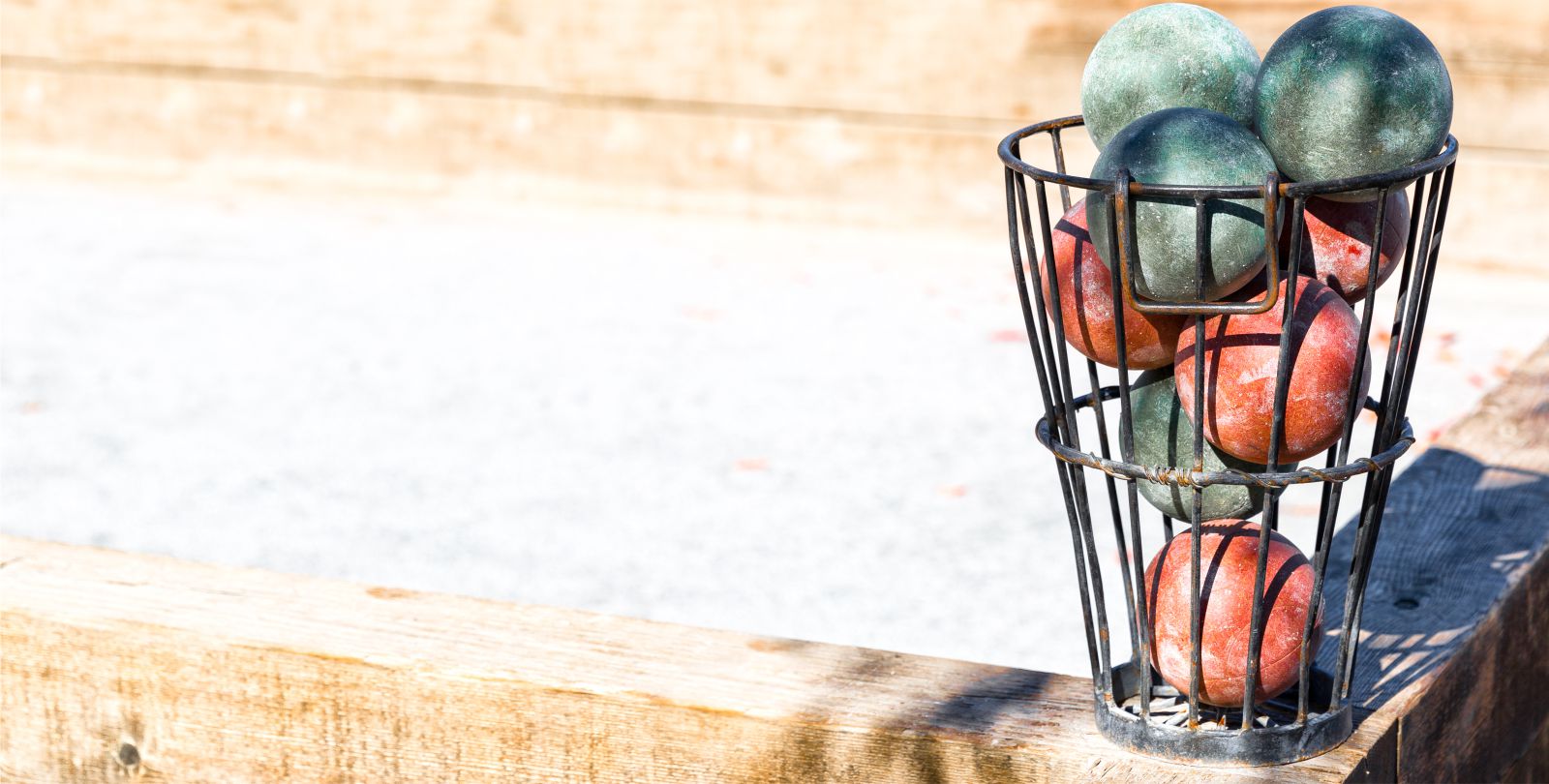 Groaufnahme eines Metallkorbs mit Boelkugeln