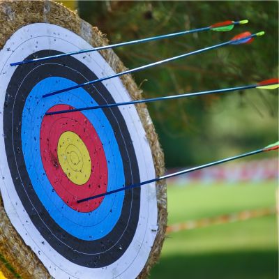 Team-Event Bogenschießen Nahaufnahme einer Zielscheibe für das Bogenschießen