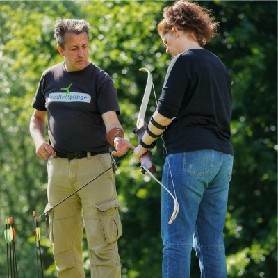Ein Trainer beim Einzeltraining der Schusstechnik