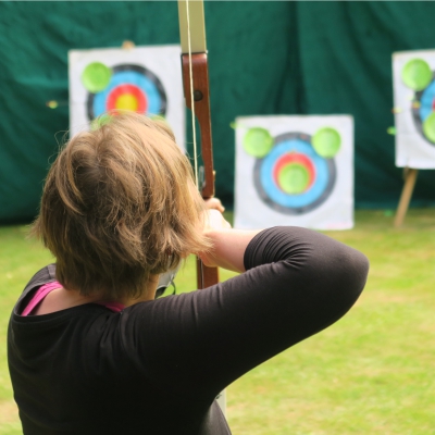 Teilnehmer spielen B�rogolf