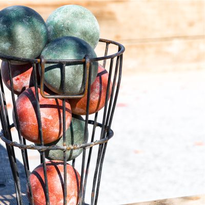 Team-Event Boßel Challenge Korb mit Boßelkugeln