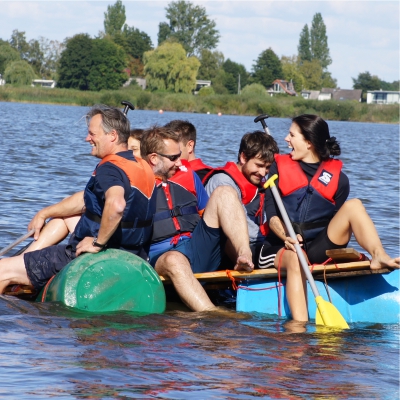 Eine Flo�besatzung auf dem Wasser
