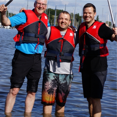 Teilnehmer sstehen im Wasser
