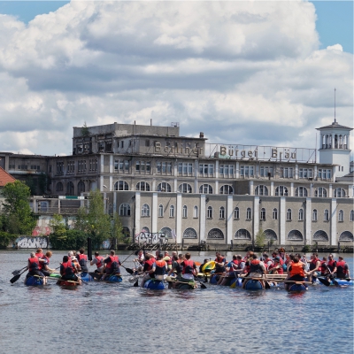 Gro�gruppe in Berlin auf dem Wasser
