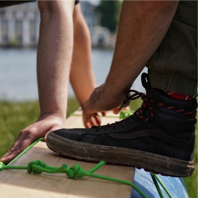 Teilnehmer bauen ein Flo�