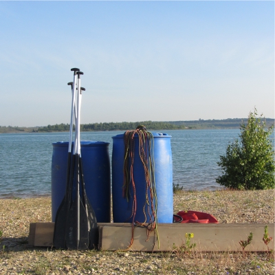 Nahaufnahme Flo�baumaterial vor einem See