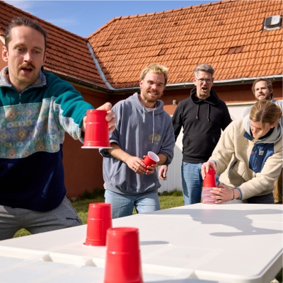 Zwei Teams treten gegeneinander an in der Dominorallye