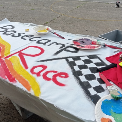 Ein Stoffbanner wird designed