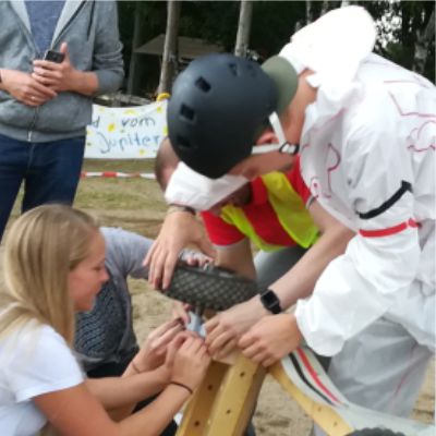 Eine Gruppe baut gemeinsam eine Seifenkiste