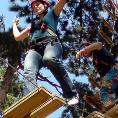 Aufnahme von unten zwei Besucher balancieren ber eine Hngebrcke