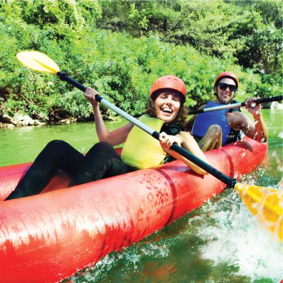 Team-Event Kanu Action Zwei junge Erwachsene auf einer Kanutour