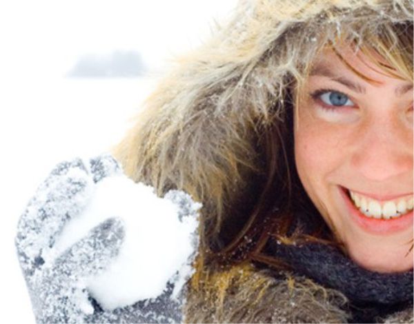 Frau mit Schneeball