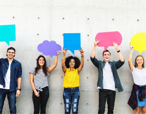 Kommunikationstraining fr Auszubildende Jugendliche halten bergroe Icons in die Hhe