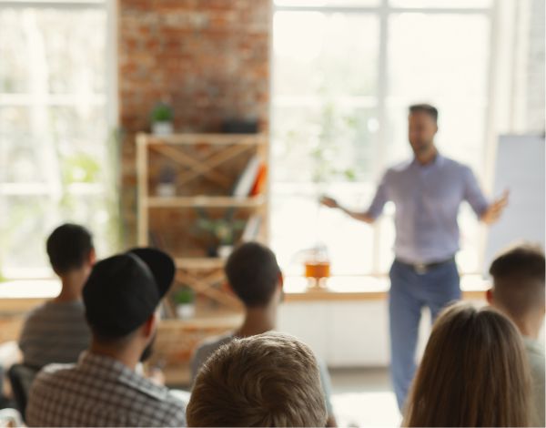 Prsentationstraining fr Auszubildende - Schulungssituation vor einer Gruppe Azubis 