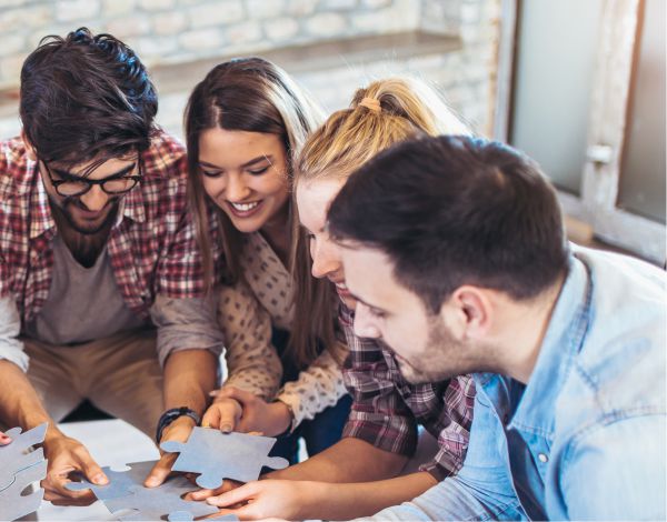 Zeitmanagement Training fr Auszubildende - Vier Azubis lsen gemeinsam eine Aufgabe
