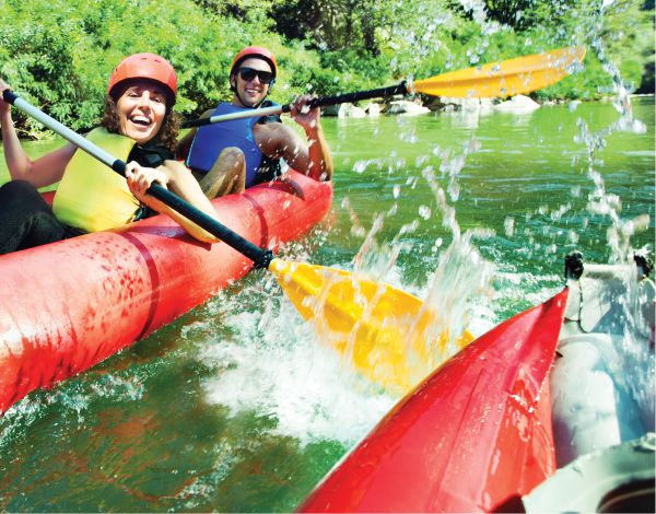 Zwei Kanus auf einer Kanutour