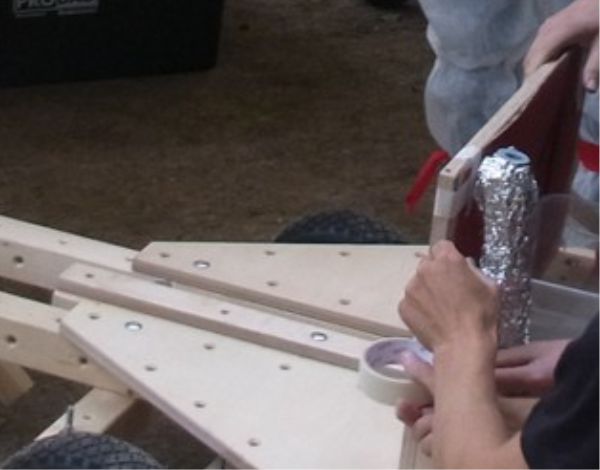 Nahaufnahme beim Bau einer Seifenkiste