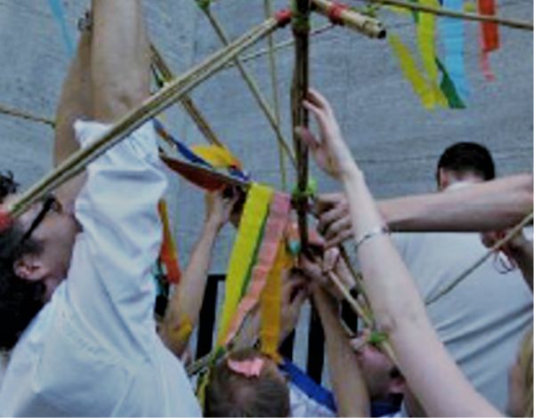 Eine Gruppe versucht gemeinsam einen Turm aufzurichten