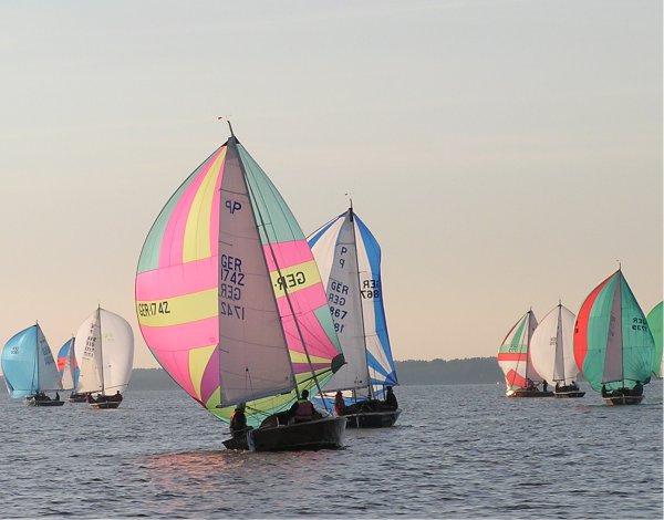 Teleaufnahme einer Segelregatta mit mehreren Booten